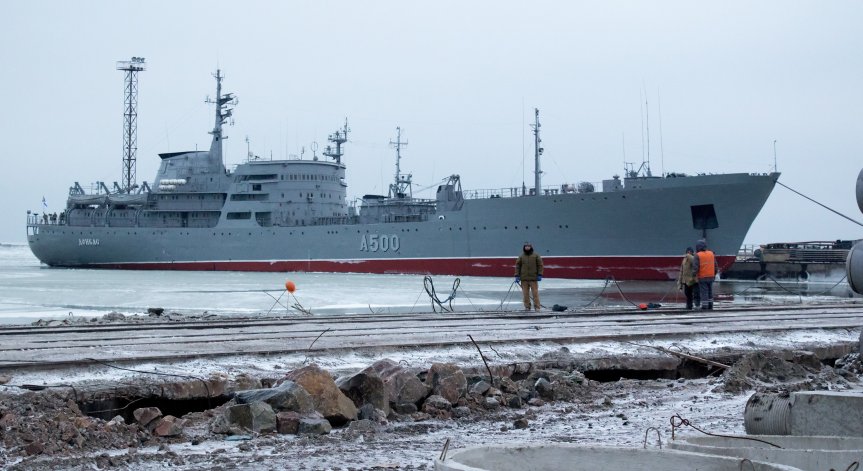 Товарен кораб потъва след руски обстрел в Мариупол