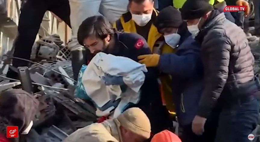 Трогателна история: Гардероб опазил живи жена и 10-дневното ѝ бебе 4 дни под руините