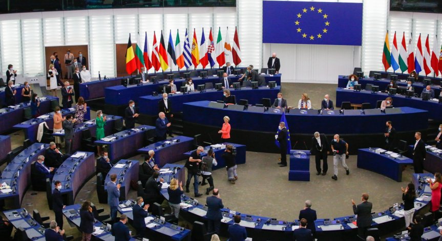 ЕК иска да принуждава фирми да работят приоритетно за ЕС при кризи