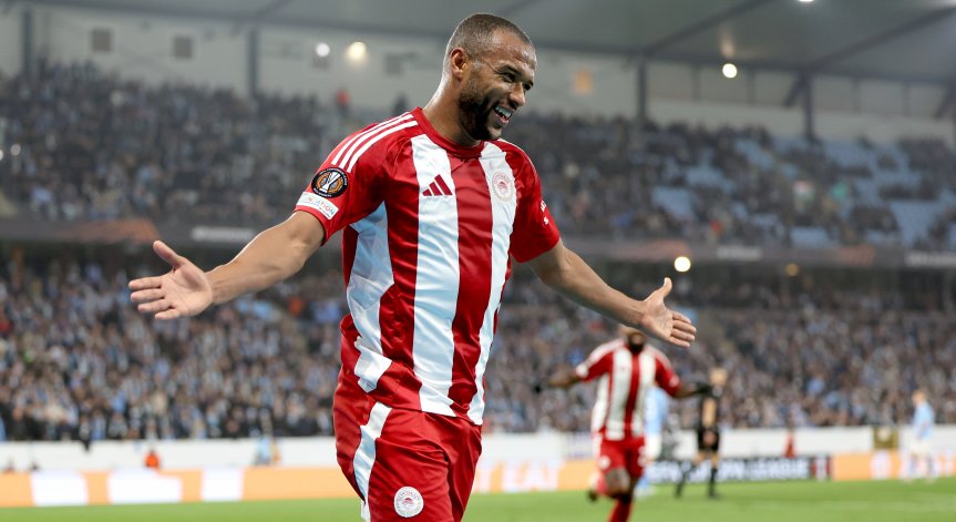 Олимпиакос има 2 точки аванс пред Панатинайкос.