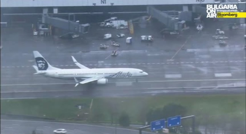 Служител заспа в багажното на самолет на Alaska Airlines