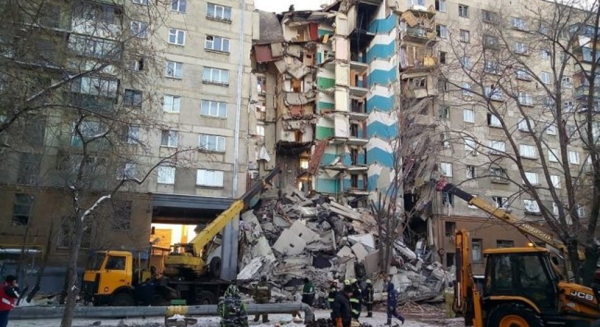 Газова експлозия срути блок и взе 4 жертви в Русия
