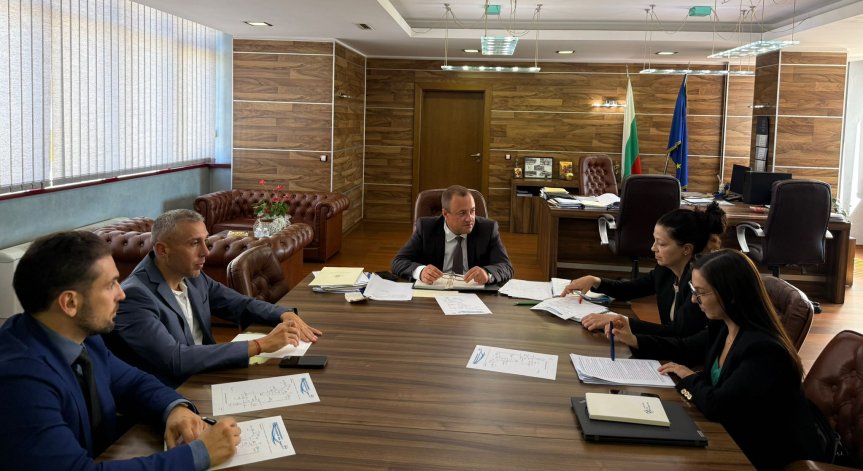 Поставени са и 15 водоноски.