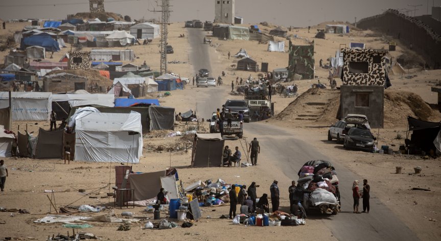 Бомбардировки и разрушени сгради - израелски танкове влязоха в две предградия на Газа