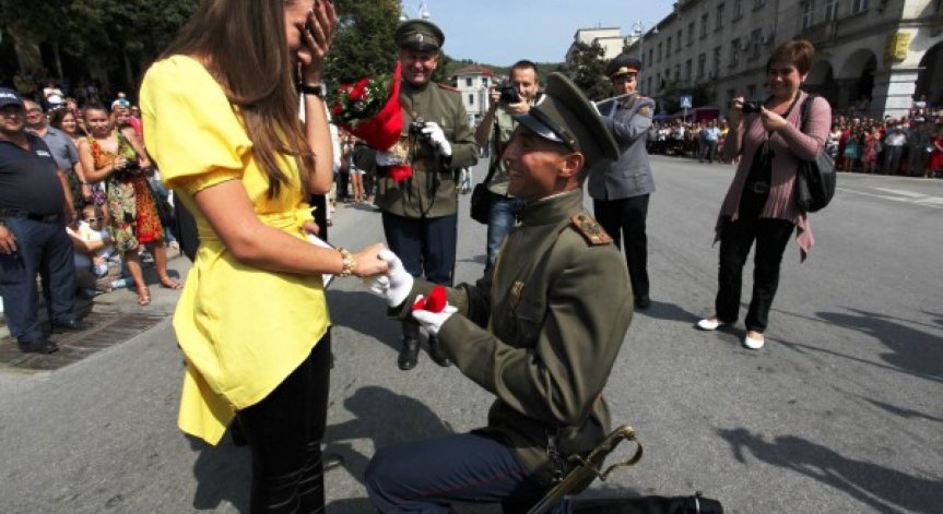 Да предложиш брак на Деня независимостта по време на военна церемония