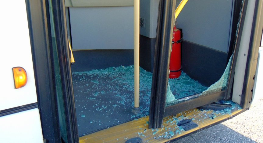 Вандали целиха с камъни тролейбуси в Плевен, единият - от страната на шофьора