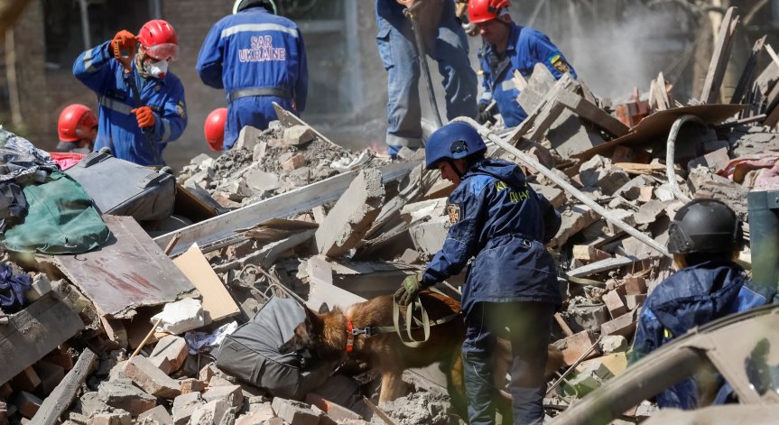 Пожари избухнаха в няколко района.