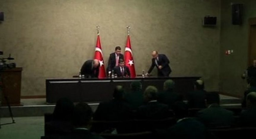 Няма нужда от турски войски, ако Ирак охранява Мосул: Давутоглу