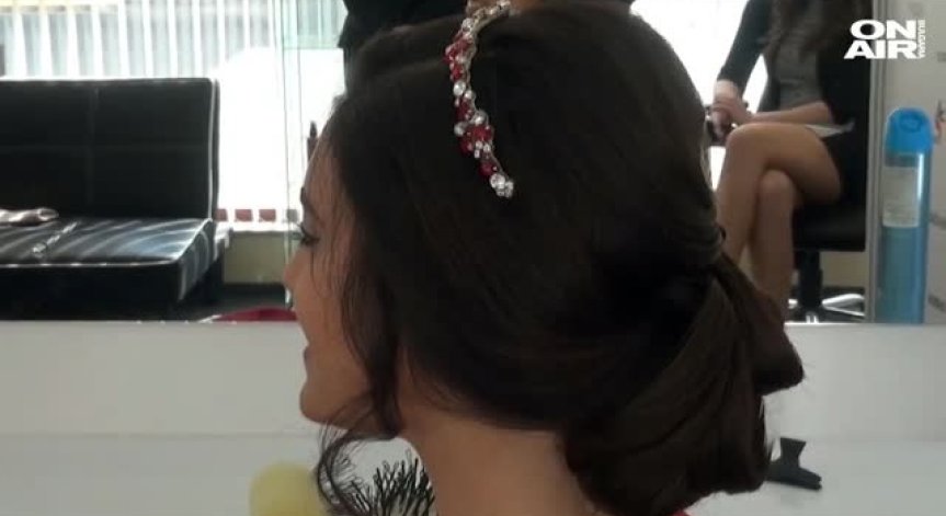 Българска стилистка направи прическа със завързани очи!