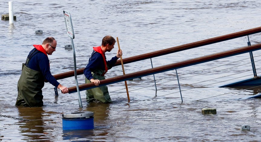 Тежки наводнения в Румъния: Къщи са под вода, евакуират хора