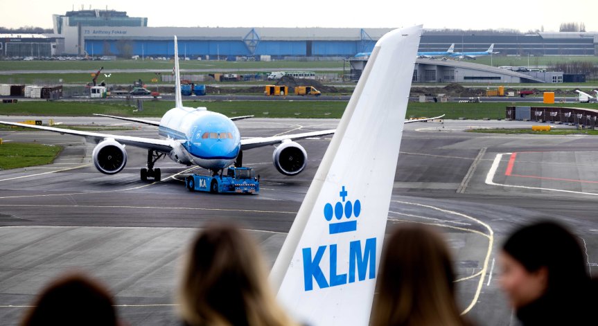 Мъж загина на летище в Амстердам, повлечен от двигател на самолет