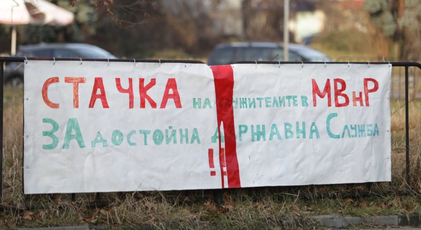 Увеличават заплатите на служителите в МВнР след протестите