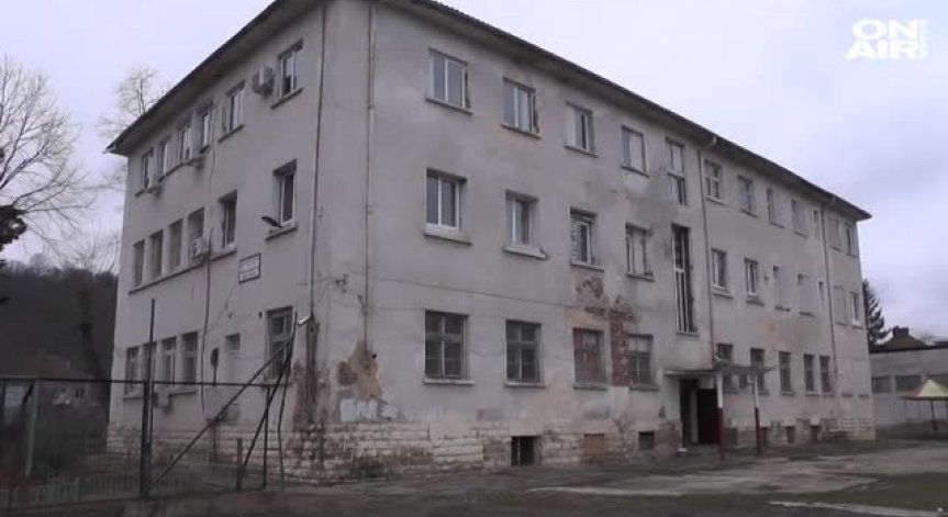 Тежко остава състоянието на падналото в Роман момче