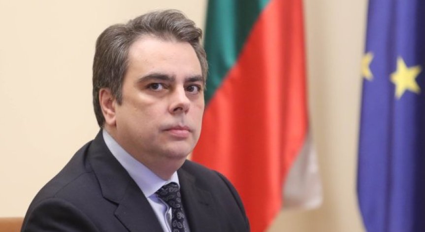 Асен Василев каза ще се вдигат ли данъците