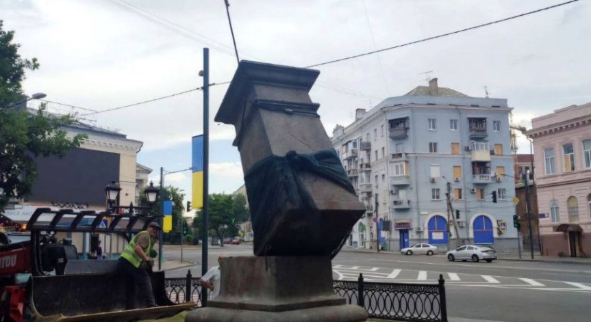 В Харков свалиха паметника на Пушкин: 