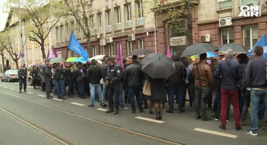 Протестиращите служители на НАП искат оставката на шефа си и на министър Горанов