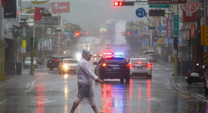 Островът редовно е връхлитан от тайфуни.