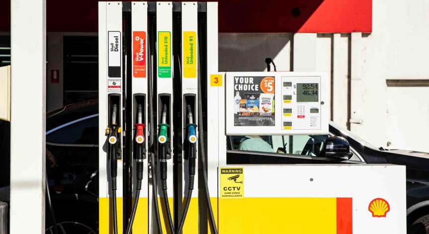 Цените на петрола се покачват, остава проблемът с ограничените доставки