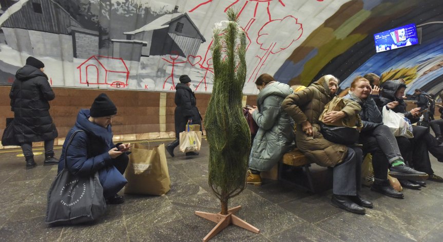 Най-малко един убит при ракетната атака в Украйна, цивилни се крият в метростанциите