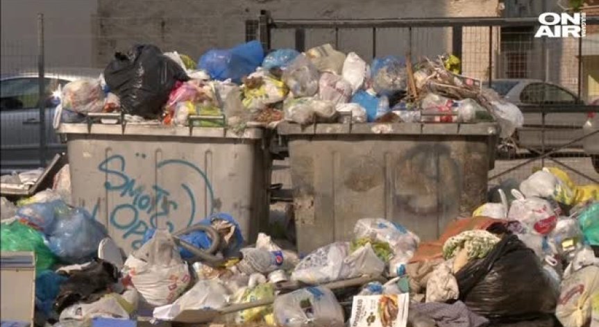 Атина тъне в боклуци 