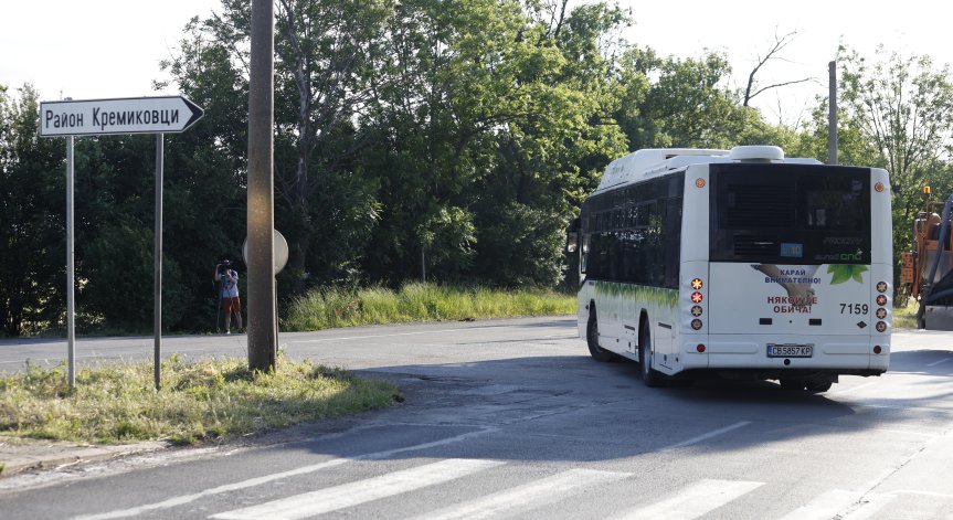 Гараж за автобуси пламна в столичния квартал 