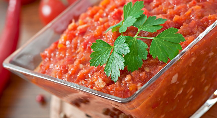 Горещата лютеница се сипва в бурканчета и се затваря веднага.