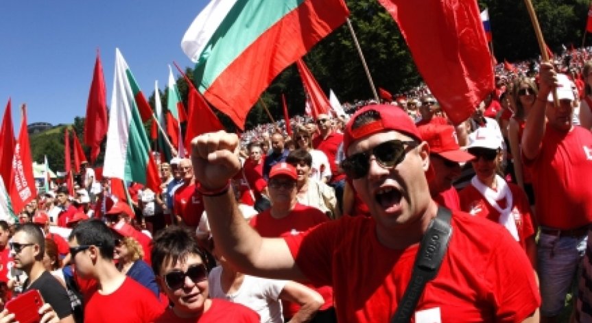 БСП се събра на Бузлуджа! Дъждът не изплаши 70 000 