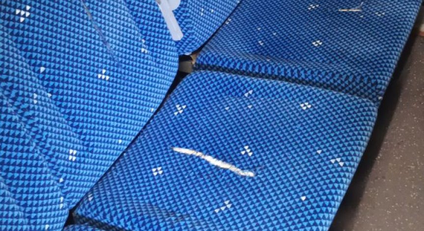 БДЖ: На празничния 22 септември вандали нарязаха нови седалки във влака Бургас - София