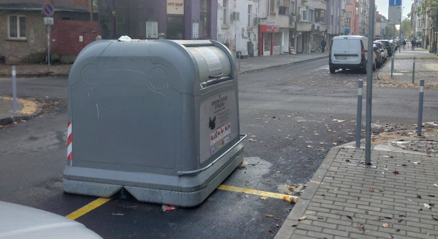 Сигнал от Бургас: Контейнер за боклук е оставен в центъра на ключово кръстовище