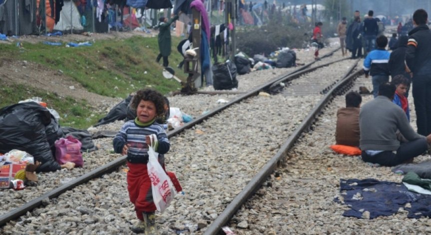 Бой между гръцката полиция и бежанци в лагера Идомени