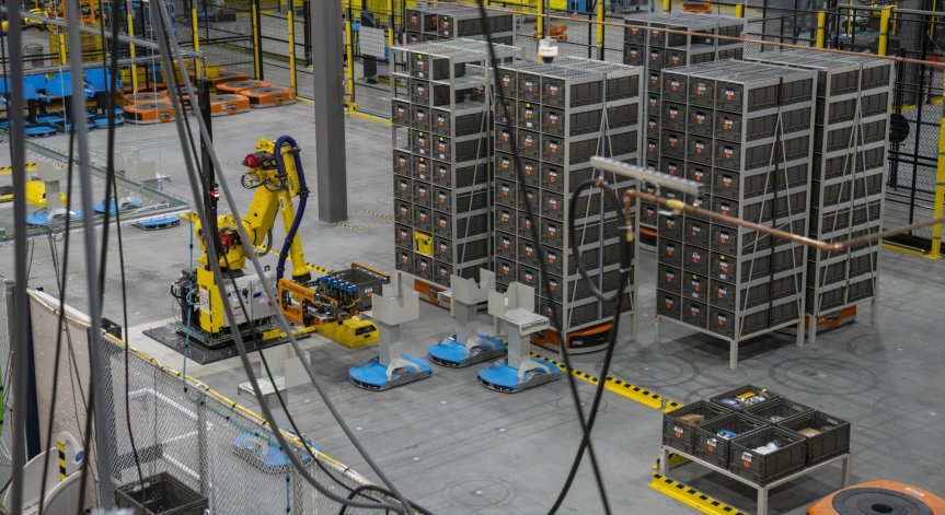 Amazon засилва използването на роботи, но не се отказва от хората