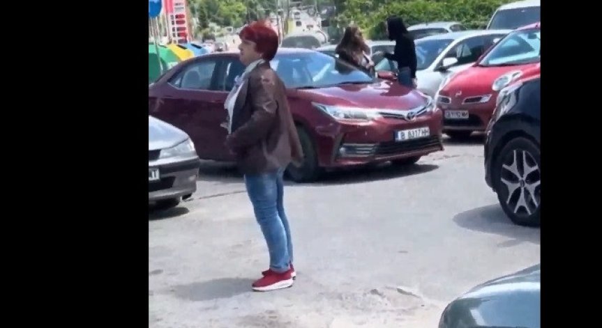 Съдят за хулиганство и закана с убийство жената, засилила джип в друга кола на паркинг