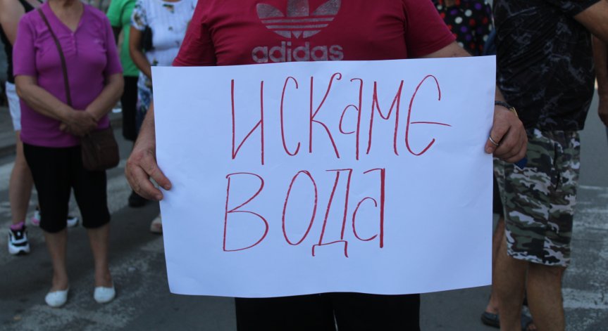 Недоволството на живеещите и на двете места се покачва.