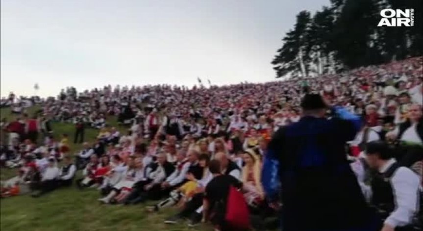 Международният фестивал на фоклорната носия събра над 20 хил. души