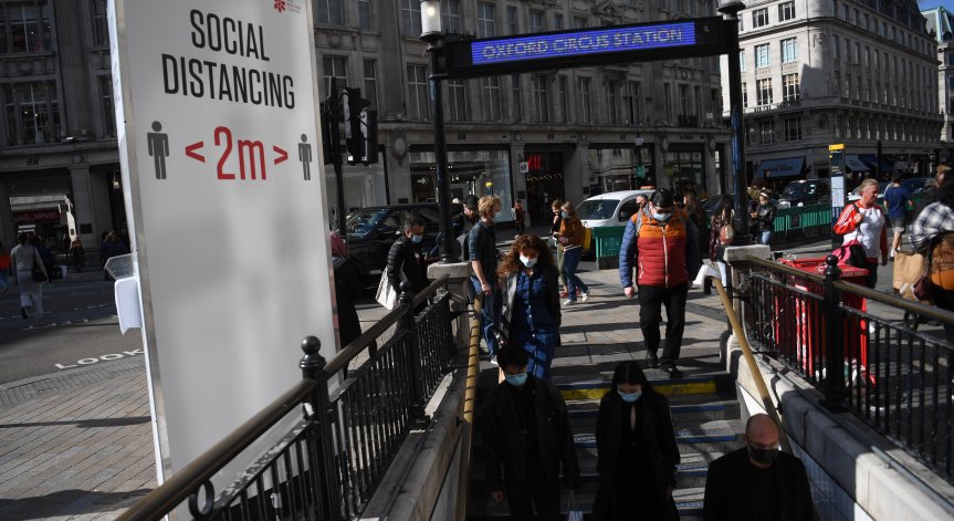 Строги мерки във Великобритания след 12 000 случая за денонощието