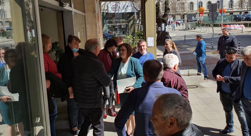 Над 200 организации на БСП застанаха зад Нинова, не искат оставката ѝ