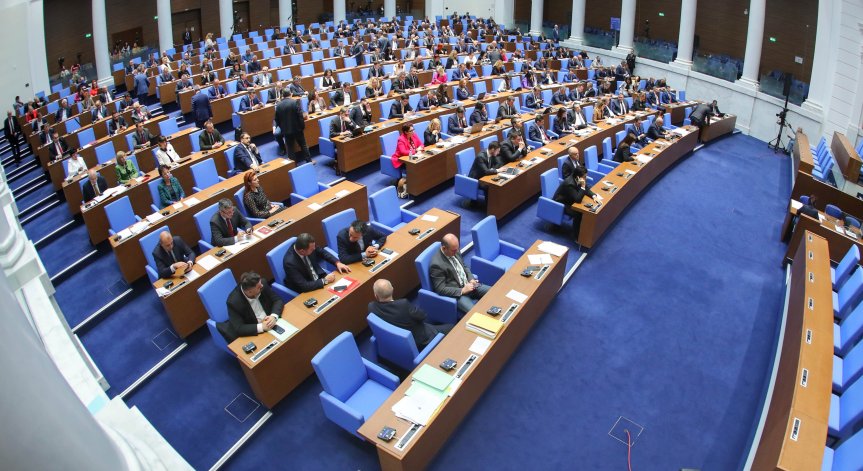 Депутатите предлагат забрана на продажбата на енергийни напитки на непълнолетни