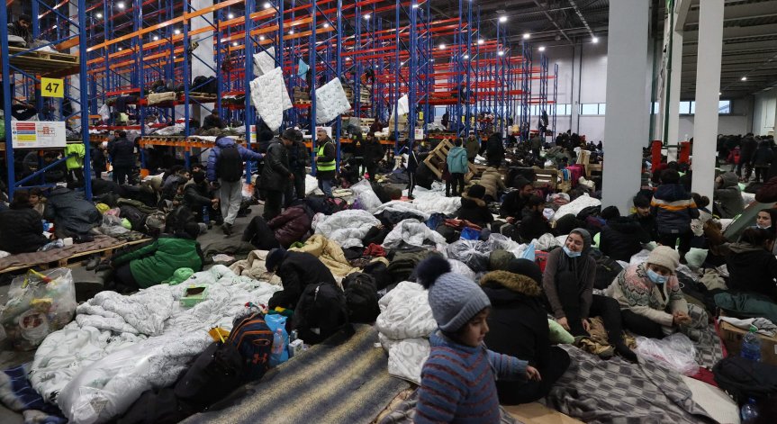 Над 2000 мигранти са натъпкани в хале. Болни и изтощени, но не се отказват от ЕС