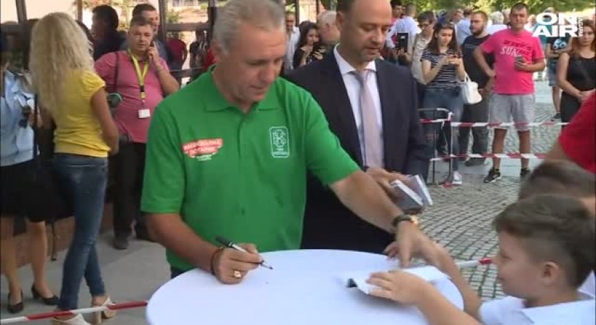 Часове преди дългоочакваното шоу Стоичков раздава автографи