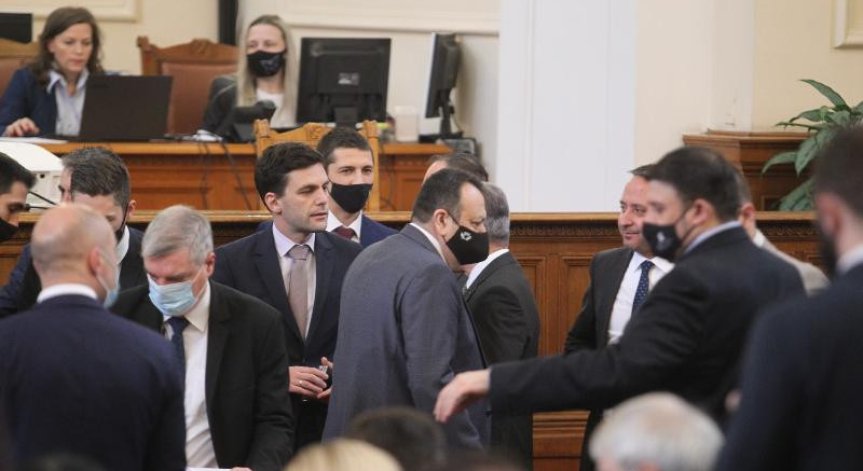 НС обсъжда здравното осигуряване на бежанците и изслушва кандидатите за шеф на БНБ