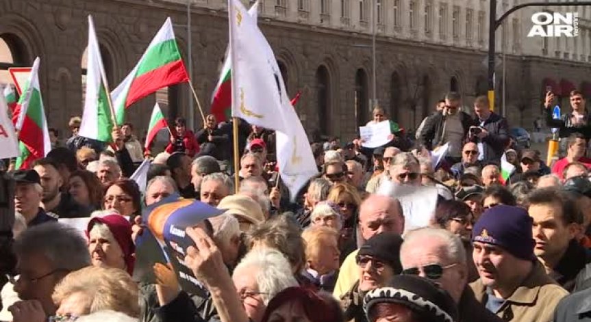 Граждани на протест пред КЕВР срещу сделката за ЧЕЗ