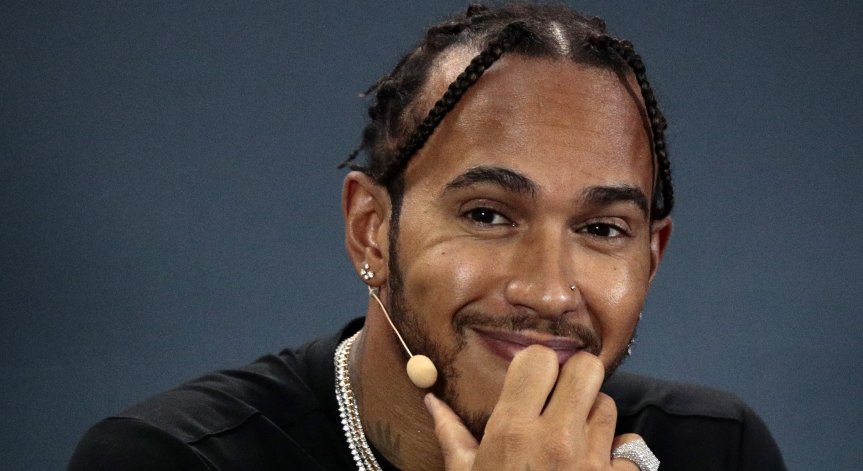 Хамилтън преподписа с Mercedes, заедно ще правят благотворителна фондация