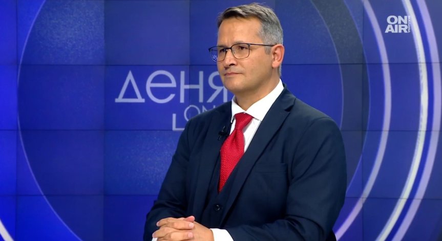 Христанов: Борисов може да свали правителството, но нещо вътре държи сглобката