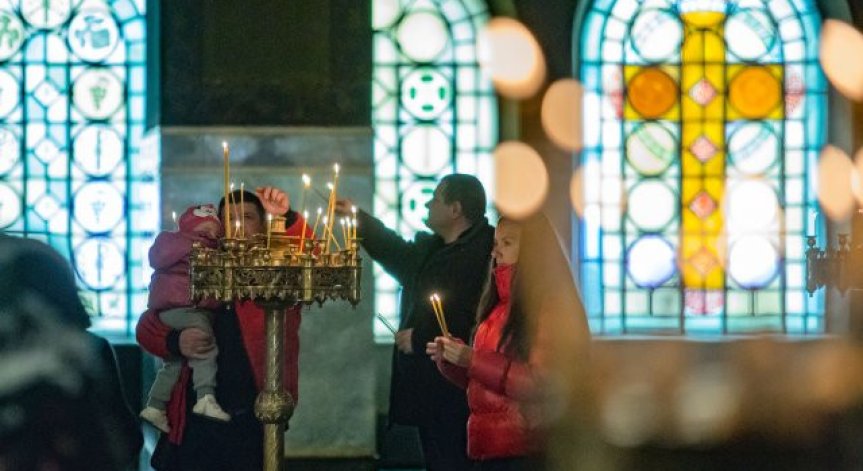 На този ден не се работи, забранени са шумните празненства и консумацията на алкохол.