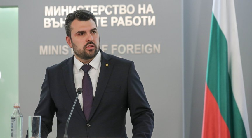 Забавянето блокира дипломатическите мисии в няколко държави.