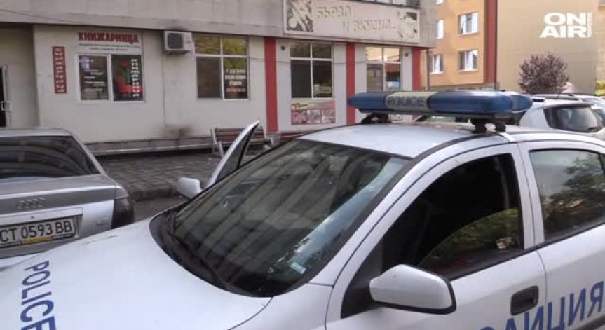 Падна част от фасадата на казанлъшката поликлиника и рани човек