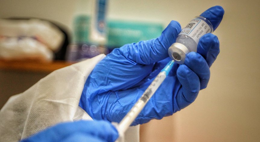 Великобритания съветва преболедувалите тийнейджъри да изчакат с ваксинацията