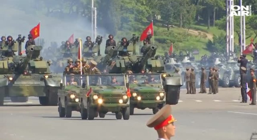 Пищен военен парад в Пхенян, но без ядрена пропаганда