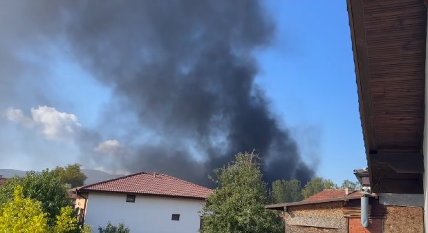 Голям пожар в Перник: Гъсти облаци черен дим се виждат от километри