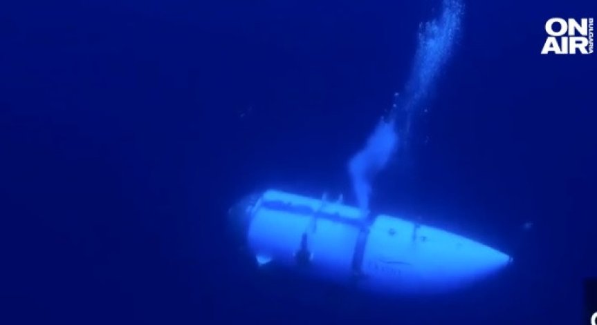 Откриха евентуални човешки останки сред отломките на 